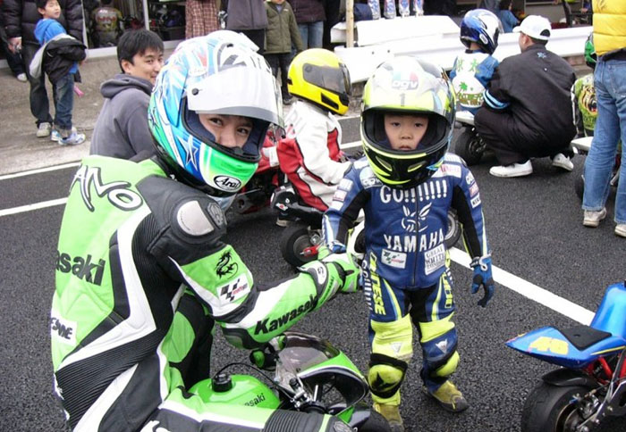 Ο Nakano δίπλα στους νέους