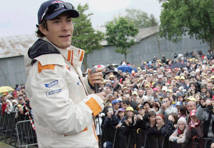 Ακόμα πλέει σε πελάγη ευτυχίας