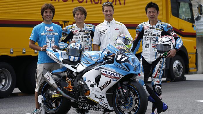 Ο Nori Haga (δεξιά με τη φόρμα) και ο Yukio Kagayama (αριστερά με τη φόρμα) ποζάρουν μπροστά στο GSX-R1000 τους, στις 8 ώρες της Suzuka το 2014.