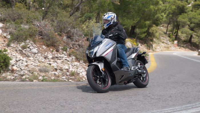Δοκιμάζουμε την πλησιέστερη στην scooter φιλοσοφία, πρόταση της γκάμας NC της Honda. 