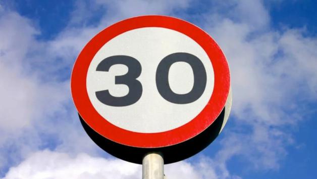 Μείωση των ορίων ταχύτητας στα 30 χλμ/ω στα αστικά περιβάλλοντα