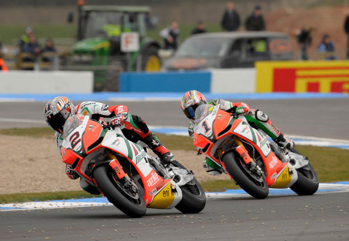 Aprilia: Καλή εμφάνιση στο Donington Park Aprilia: Καλή εμφάνιση στο Donington Park