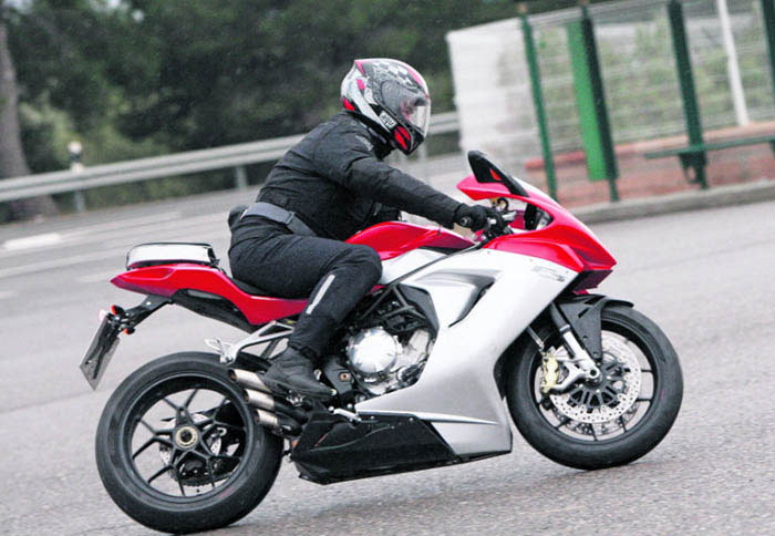Στα 800 κ.εκ. το βλέμμα της MV Agusta Στα 800 κ.εκ. το βλέμμα της MV Agusta