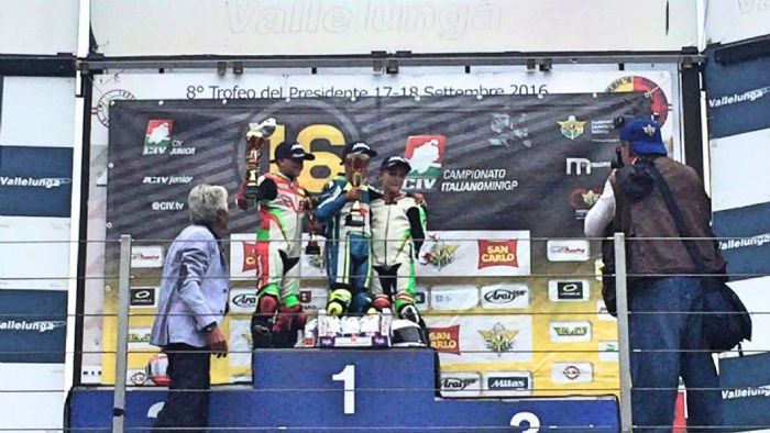 Ο Γιάννης Περιστεράς την στιγμή της βράβευσης, στο 2ο σκαλί του βάθρου. Ο Γιάννης Περιστεράς την στιγμή της βράβευσης, στο 2ο σκαλί του βάθρου.