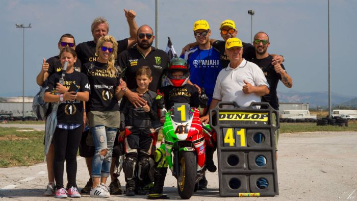 Ο Γιάννης Περιστεράς, με αγωνιστική περιβολή, σε αναμνηστική φωτογραφία. 