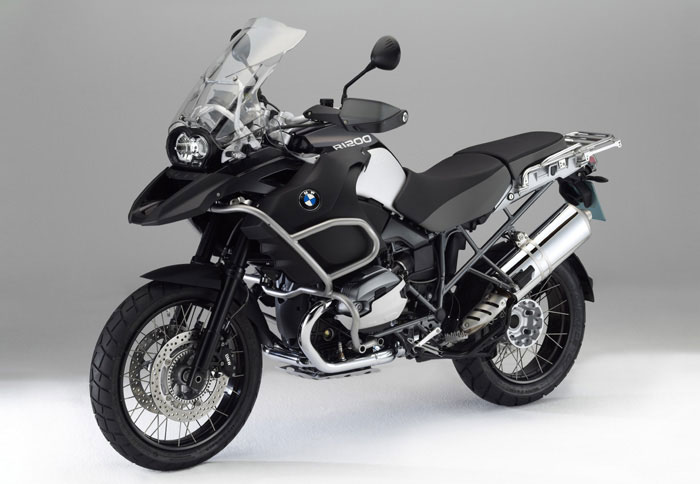 Tο νέο Adventure φαίνεται να «παραστρατεί» ελαφρώς από τους γνωστούς σκούρους τόνους της έκδοσης Triple Black.