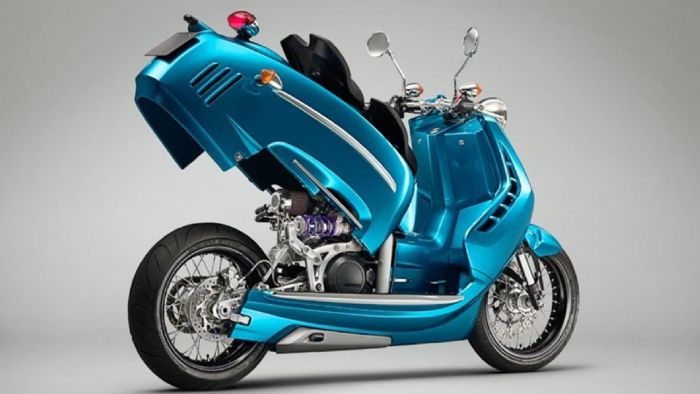 Το scooter με ανοιχτό το χώρο φιλοξενίας του κινητήρα. 