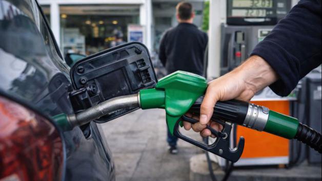 Αντλία πρατηρίου καυσίμων στην Ελλάδα – οδηγοί πληρώνουν βενζίνη που δεν καταλήγει στο ρεζερβουάρ
