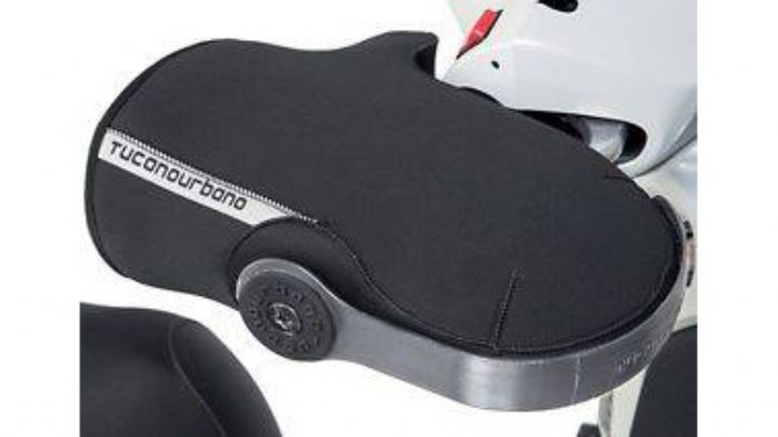 Σταθερές χούφτες χεριών από την Tucanourbano. H universal σχεδίαση τους επιτρέπε Σταθερές χούφτες χεριών από την Tucanourbano. H universal σχεδίαση τους επιτρέπει την εύκολη τοποθέτηση τους σε όλα τα scooter.