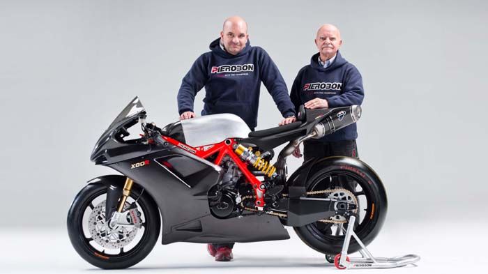 Πατέρας και υϊός Pierobon, με το τελευταίο δημιούργημα τους, την X80R. Πατέρας και υϊός Pierobon, με το τελευταίο δημιούργημα τους, την X80R.