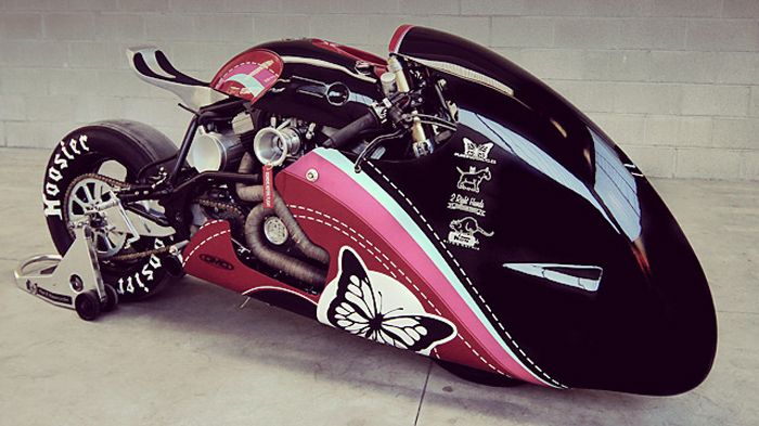 Σχεδιάστηκε για dragster, με σήμα την πεταλούδα.