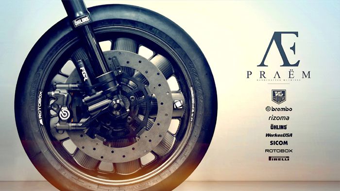 Αυτό είναι σχεδόν σίγουρα ένα VTR1000. Από κάτω οι κλασικοί συνεργάτες κάθε ακριβού custom: Brembo, Ohlins, Rizoma κ.ο.κ.