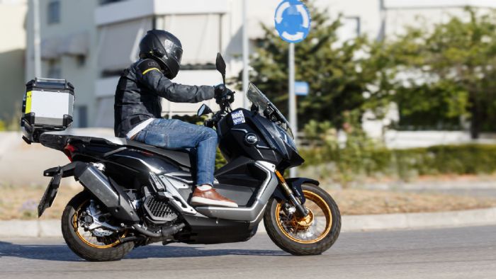 Adventure scooter με 18 ίππους, TFT οθόνη και υβριδική υποβοήθηση στα 3.295 ευρώ