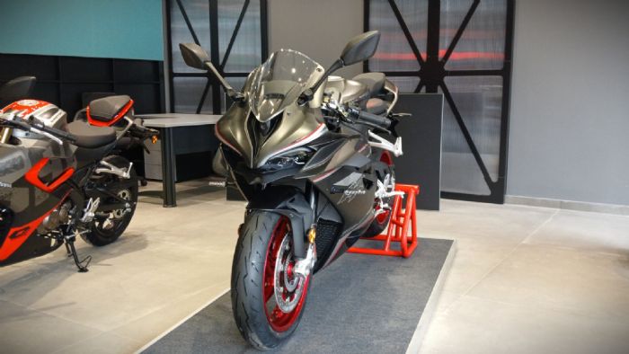 Δείτε από κοντά την QJMOTOR SRK 921 RR στο ATHENS MOTO HALL