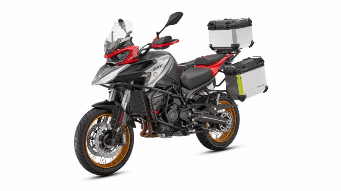 QJMOTOR SRT 900SX: Με δικύλινδρο κινητήρα 95 ίππων και πλούσιο, ταξιδιωτικό εξοπλισμό