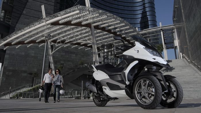 Όμορφο και ντιζαινάτο το νέο Quadro S, που σε σχέση με τον πρόγονο 350D διαθέτει Όμορφο και ντιζαινάτο το νέο Quadro S, που σε σχέση με τον πρόγονο 350D διαθέτει 21 σημαντικές βελτιώσεις.