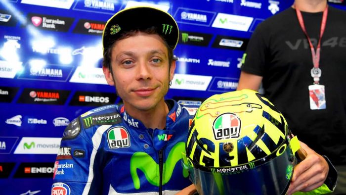Για δύο δεκαετίες, ο Valentino Rossi μετέτρεψε την εμφάνισή του στο Grand Prix της Ιταλίας σε μια γιορτή φαντασίας και προσωπικής έκφρασης, παρουσιάζοντας κάθε χρόνο ένα μοναδικό κράνος αφιερωμένο στο