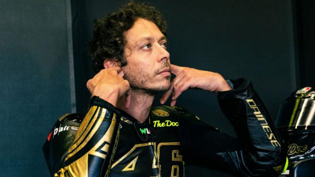 Το πιο σημαντικό στοιχείο του σετ είναι πως δεν πρόκειται για απλό συλλεκτικό αντικείμενο, αλλά για track-worn gear, καθώς ο Valentino Rossi φόρεσε τόσο τη φόρμα όσο και το κράνος σε ειδική δοκιμαστικ