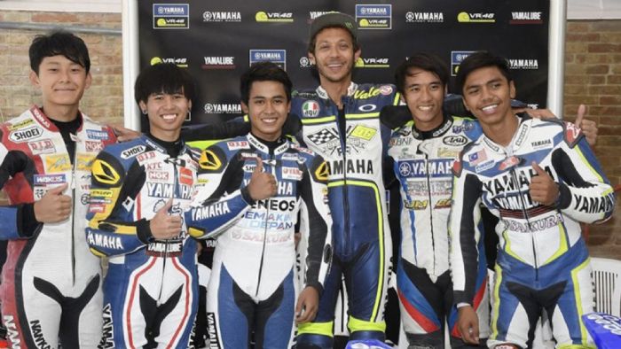 O Valentino Rossi μαζί με τους 5 αναβάτες, των οποίων έχει αναλάβει την προσωπικ O Valentino Rossi μαζί με τους 5 αναβάτες, των οποίων έχει αναλάβει την προσωπική εκπαίδευση!