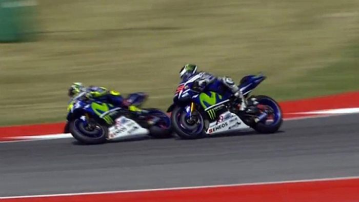 Κανένα πρόβλημα στην προσπέραση του Rossi προς τον Lorenzo δεν βρίσκει ο Mike We Κανένα πρόβλημα στην προσπέραση του Rossi προς τον Lorenzo δεν βρίσκει ο Mike Webb.