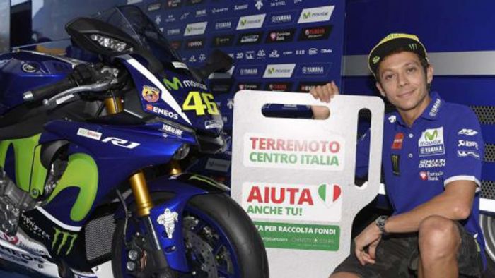 O Valentino Rossi φωτογραφίζεται δίπλα στην Yamaha R1 που θα δημοπρατηθεί. O Valentino Rossi φωτογραφίζεται δίπλα στην Yamaha R1 που θα δημοπρατηθεί.