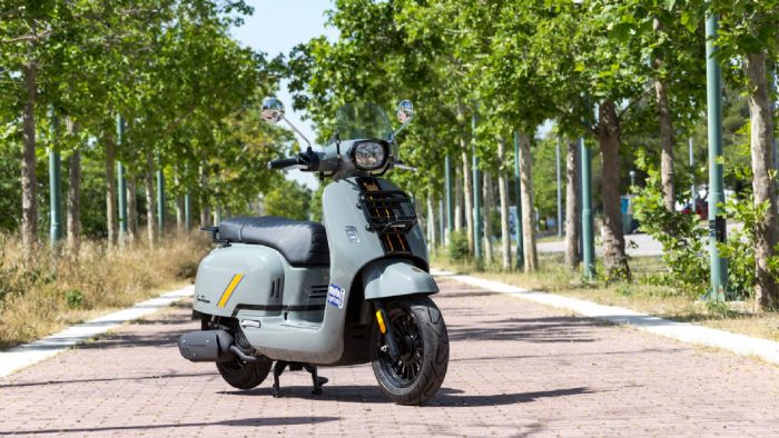 Το Royal Alloy GT2 125 είναι από τα scooter που τραβούν την προσοχή με την πρώτη ματιά, καθώς η σχεδίασή του αποτελεί άμεση αναφορά στα ιστορικά εμβληματικά μοντέλα του παρελθόντος.