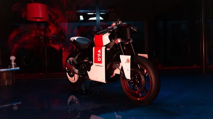 Royal Enfield Guerilla 450 Ultra: Δυστοπικό caferacer με ελληνική πινελιά