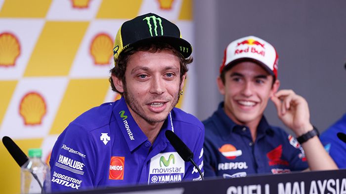 Ο Rossi καρφώνει, ο Marquez παρακολουθεί έκπληκτος. Ο Rossi καρφώνει, ο Marquez παρακολουθεί έκπληκτος.