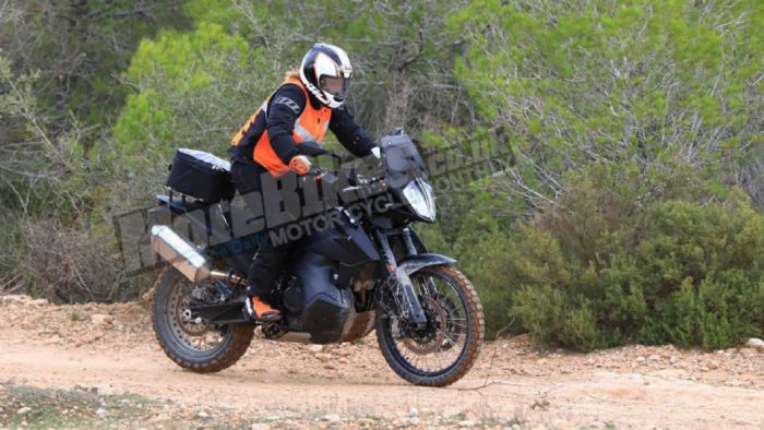 Εμφανισιακά δεν διαφέρει πολύ από το μοντέλο που παρουσιάστηκε στην EICMA.