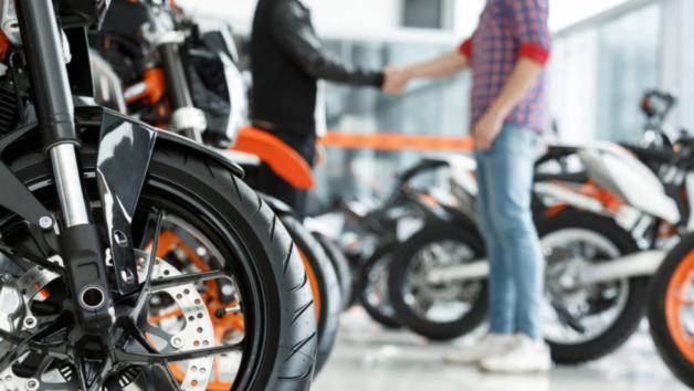 Μην αποκρύπτεις ουσιαστικές πληροφορίες. Αν κατά την επιτόπια εξέταση η μοτοσυκλέτα δεν ανταποκρίνεται στην περιγραφή, η συμφωνία κινδυνεύει. Η ειλικρίνεια προστατεύει και τις δύο πλευρές και επιταχύνει τη διαδικασία.