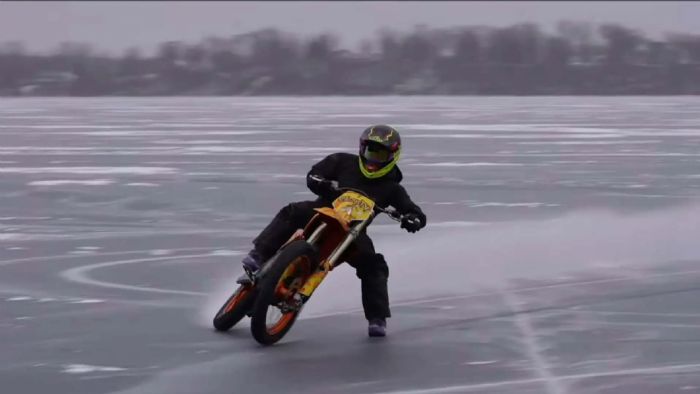 Οδήγηση σε πάγο που σπάει με Stark Varg: Σαν σκηνές από ταινία δράσης (+video)