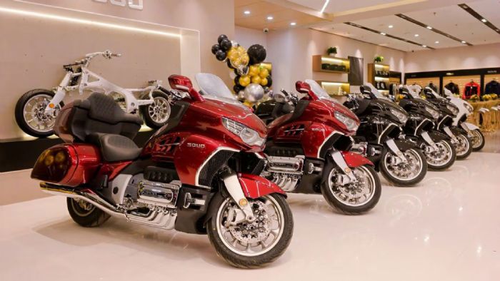 Η νέα Souo S2000CT αποτελεί μια τολμηρή πρόταση από την κινεζική εταιρεία που ανήκει στον όμιλο Great Wall Motor (GWM). Η μοτοσυκλέτα εξοπλίζεται με έναν επίπεδο οκτακύλινδρο κινητήρα 1.999 κ.εκ., μον