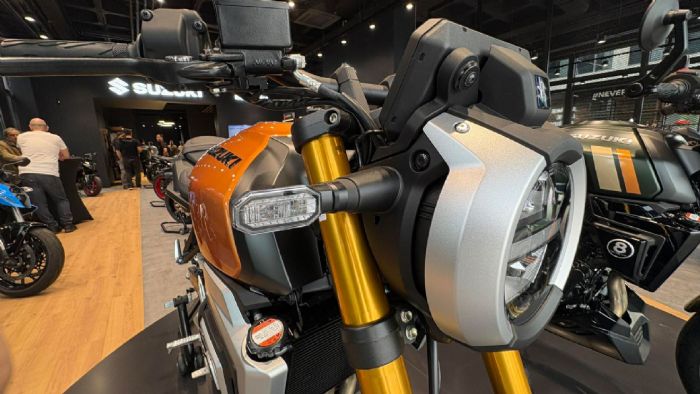 Ο στρογγυλός LED προβολέας (Mono-Round Headlight) θυμίζει τα κλασικά μοντέλα της Suzuki, με έντονη φωτεινότητα και καθαρό φινίρισμα. 