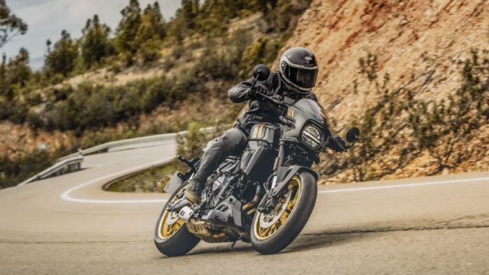 Το GSX-8T είναι η πρόταση για τους λάτρεις του ρετρό στυλ. Ο στρογγυλός προβολέας, οι καθρέφτες bar-end και η σέλα “Tuck-and-Roll” παραπέμπουν σε άλλες εποχές, ενώ η τεχνολογία είναι απόλυ