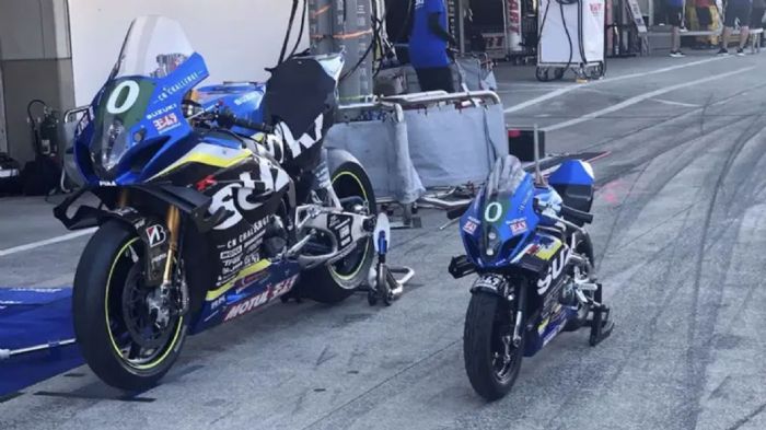 Η Suzuki κατάφερε να κλέψει τα φώτα της δημοσιότητας στο φετινό Suzuka 8 Hours, παρουσιάζοντας ένα ηλεκτρικό GSX-R σε μίνι μορφή, εμπνευσμένο από την εμβληματική σειρά superbike.