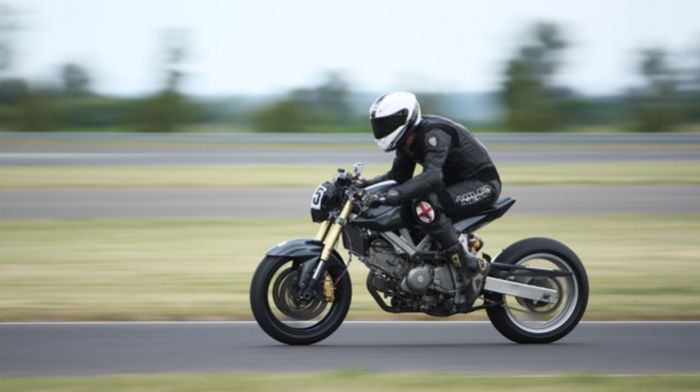 Πλήρως λειτουργική και απολύτως νόμιμη για κίνηση στο δρόμο, η δημιουργία του Ni Πλήρως λειτουργική και απολύτως νόμιμη για κίνηση στο δρόμο, η δημιουργία του Nick Graveley.