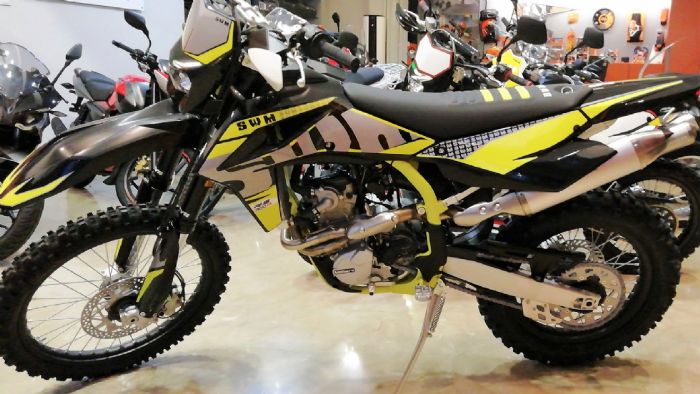 Το SWM RS 300 R στην έκθεση του καταστήματος. 