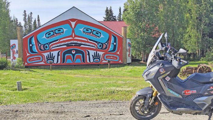 Η επιστροφή του SYM Arctic Route 2025 ξεκινά από τη Dawson City με τελικό προορισμό το Montreal, μέσα από μια κολοσσιαία διαδρομή 6.200 χιλιομέτρων που ακολουθεί – σε αντίθετη κατεύθυνση –