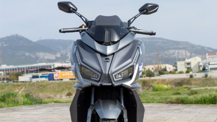 Η SYM εξελίσσει ένα από τα πιο επιτυχημένα scooter της κατηγορίας, το JET14, παρουσιάζοντας τη νέα έκδοση EVO 125, η οποία έρχεται με υγρόψυκτο κινητήρα και εμφανώς αναβαθμισμένα χαρακτηριστικά. 