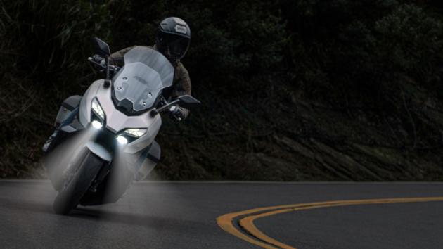 Το TTLBT αναμένεται να φτάσει στην Ελλάδα τον Φεβρουάριο του 2026, με τιμή 9.890 Το TTLBT αναμένεται να φτάσει στην Ελλάδα τον Φεβρουάριο του 2026, με τιμή 9.890 ευρώ, και ξεκινά δυναμικά με έναν νέο δικύλινδρο κινητήρα 508cc που αποδίδει 46 ίππους και 49,9Nm ροπής.