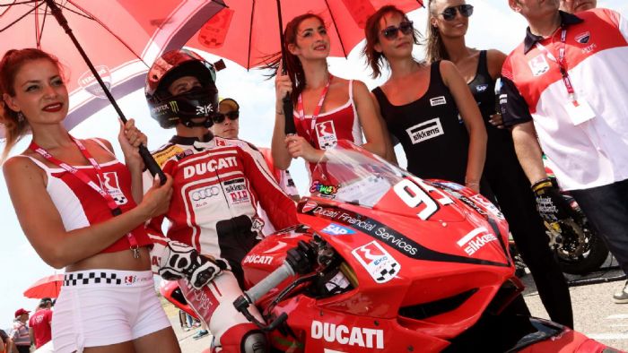 Ο Σάκης Συνιώρης στο Grid. Ο Σάκης Συνιώρης στο Grid.