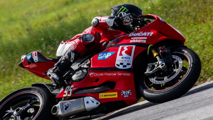 Ο Σάκης Συνιώρης επί το έργον, στην πίστα των Σερρών. Ο Σάκης Συνιώρης επί το έργον, στην πίστα των Σερρών.