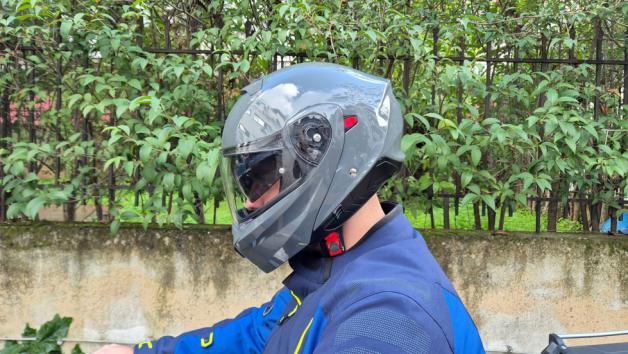 Test Scorpion-Exo 930 Evo: Κομψό ανοιγόμενο κράνος με πολυκαρβονικό κέλυφος