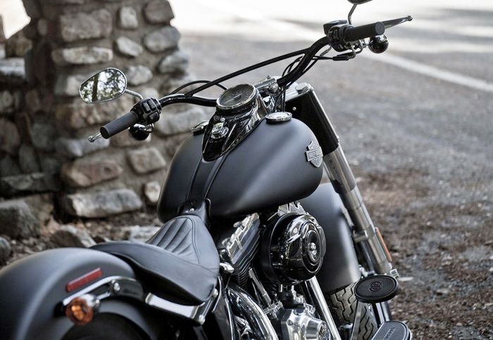 Το πίσω φαρδύ ελαστικό λέπτυνε και το μεγάλο φτερό κόντυνε, ώστε να μεταφερθεί αλλού το βλέμμα μας.	