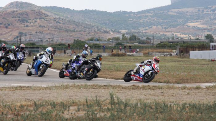 O Φώτης Τσαλίκης στρίβει πρώτος μετά την εκκίνηση των Superbikes. O Φώτης Τσαλίκης στρίβει πρώτος μετά την εκκίνηση των Superbikes.