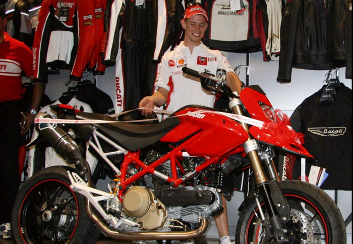 Ένα Hypermotard δώρο στον Stoner