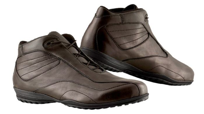 Τα Stylmartin Norwich Low θα τα βρείτε στην τιμή των 151 ευρώ στην Μπαξεβάνης Moto. Περισσότερα στο τηλ. 210-9237000.