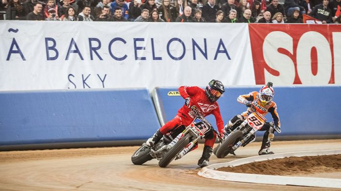 O Marc Marquez καταδιώκει τον νικητή Brad Baker στο Superprestigio του 2015. O Marc Marquez καταδιώκει τον νικητή Brad Baker στο Superprestigio του 2015.
