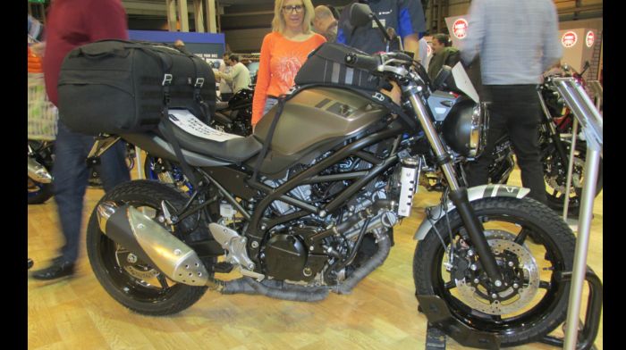 Σίγουρα δεν πλησιάζει ένα καθαρόαιμο scrambler σε αισθητική αλλά δεν παύει να εί Σίγουρα δεν πλησιάζει ένα καθαρόαιμο scrambler σε αισθητική αλλά δεν παύει να είναι μια ενδιαφέρουσα πρόταση.