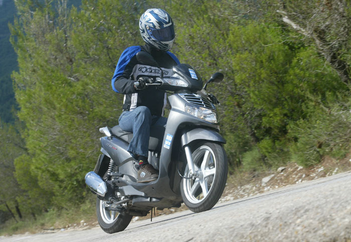 Οδηγούμε το SYM HD 200 Evo